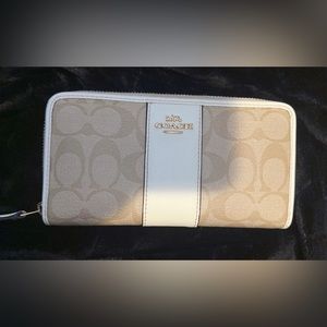 COACH Signature Accordion Zip Leather Wallet